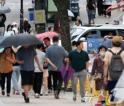 드문드문 우산 쓴 관광객들