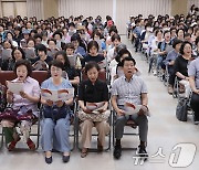 서강석 구청장 '입 모아 부르는 광복절 기념 합창'