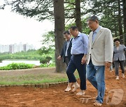 "영랑호 황톳길 맨발로 걷자"…속초시, 준공식 마치고 첫 선