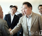 최태원 "SK, 혁신 최전선에…생명과학부터 AI까지 미래 산업 주도"