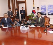 22대 국회 공전 속 여야 원내대표 회동