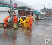 경남 통영 한 사찰 인근 도로에 유출된 토사