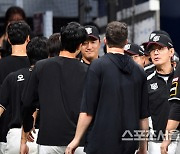 [포토]‘승리투수 벤자민에 축하’ 이강철 감독