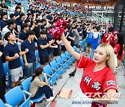 고교야구에 응원단 '1000명+치어리더까지' 총동원→정우주 최고 150㎞ 쾅! 청룡기 결승전 열기…전주고 6-1, 3회말 경기중단 [목동현장]