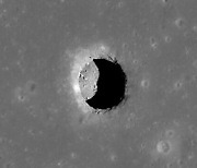 달에서 수십미터 동굴 발견…"탐사 기지로 유망" [우주로 간다]