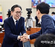 [포토]인사청문회에 앞서 의원들과 인사 나누는 강민수 국세청장 후보자