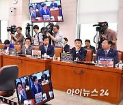 [포토]피켓 붙이고 회의 진행하는 법사위 야당 의원들