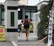 서이초 교사 사망 1년 지났지만.."교권보호 개선 체감 어려워"