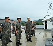 태양전파 망원경 보는 이영수 공군참모총장