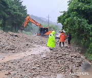 산사태'경계' 전남, 토사 흘러내려 차량 고립·도로 막혀