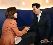 오세훈 서울시장과 악수하는 나경원 후보