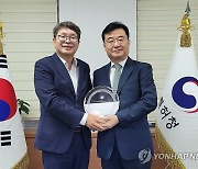 특허청, MLB로부터 '지식재산 보호활동' 공로 감사패 받아