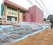 폭우에 무너진 학교 담장