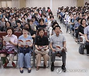 구민들과 합창 연습하는 서강석 구청장