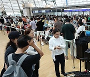 여름 휴가철 맞아 북적이는 인천공항