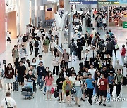 휴가철 맞아 북적이는 인천공항