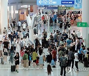 여름 휴가철 맞아 북적이는 인천공항