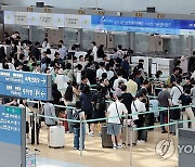 여름 휴가철 맞아 북적이는 인천공항