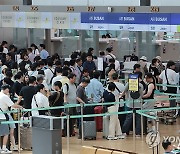 여름 휴가철 맞아 북적이는 인천공항