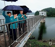 송미령 장관, 농업용저수지 수위조절 현장 방문