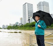 [포토]김동근 의정부시장, 폭우로 불어난 중랑천 수위 점검