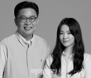 서경덕 교수·송혜교, 프랑스 파리에 韓 독립운동 안내서 기증