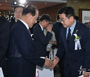 제헌절 76주년 경축식서 인사 나누는 황우여·박찬대