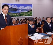 업무보고하는 동승철 사무차장