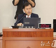 국회 정무위 첫 전체회의 주재하는 윤한홍 위원장