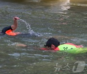 센강 입수한 파리시장… 결국 약속은 지켰다