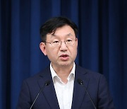 체코 원전 수주 우선협상자 선정 브리핑하는 성태윤 정책실장