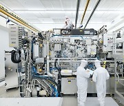 세계 최대 장비사 ASML, 2분기 실적 예측 상회… “AI 수요로 주문 늘어”