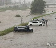 `기습 폭우`에 물에 잠긴 車 2300대…손해액 211억 넘어