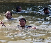 "수질 좋네"…파리 시장, 센강 뛰어들었다