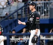 [MD포토] 김민수 '심우준 호수비에 엄지척!'