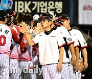 [MD포토] 염경엽 감독 '오지환 만루홈런 최고였어'