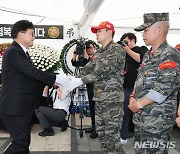 '채 상병 1주기' 국회의장 등 추모 행렬…"진실 밝힐 것"(종합)