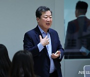 체코 신규 원전 우선협상대상자 선정 관련 브리핑 배석한 박춘섭 경제수석