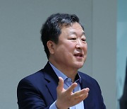 체코 신규 원전 우선협상대상자 선정 관련 브리핑 배석한 박춘섭 경제수석