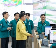 김동연, 집중호우에 도민 ‘안전·생명 보호’ 당부···재난상황실 찾아 격려