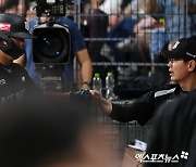 강백호 '이강철 감독의 축하 받으며'[포토]