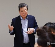 체코 원전 관련 브리핑 배석한 박춘섭 경제수석