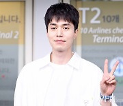 이동욱 '가슴에 욱동이 품고 출국'