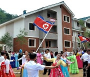 북한 초산군에 새 살림집 입사모임 진행…"흥겨운 농악소리 울려"