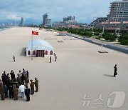 원산갈마해안관광지구 찾은 북한 김정은…"관광업 발전" 당부