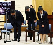 강제 불임 피해자에 고개 숙인 日 총리와 아동 장관