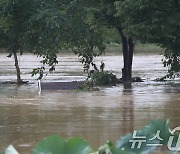 산책로 잠긴 오산천