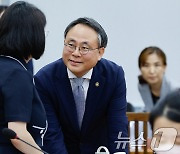 용혜인 대표와 대화하는 고기동 차관