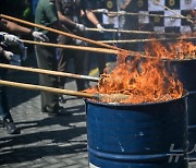 [포토]인니, 불법 반입 중국 중고의류 4톤 화형식