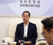 출입기자단  질의에 답변하는 한덕수 국무총리